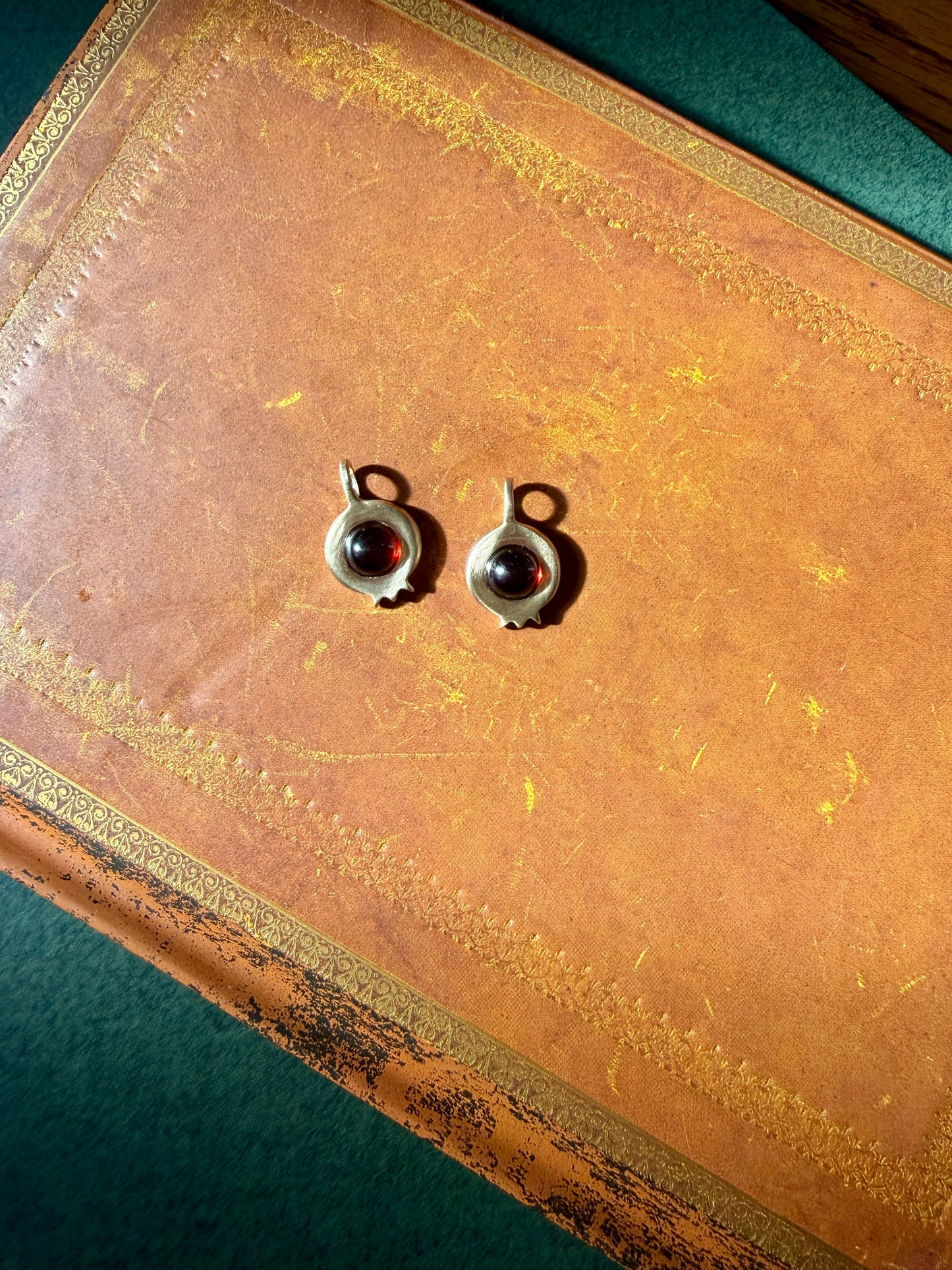 Petite Pom Charm - August Birthday Drop