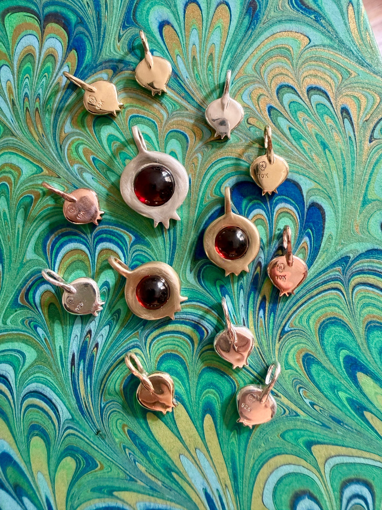 Petite Pom Charm - August Birthday Drop